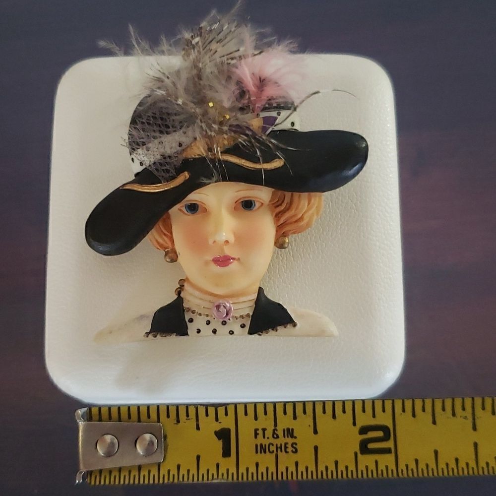 Very Nice Vintage Feathered Lady in Hat Pin Brooch - Bright Colors! - Picture 3 of 3